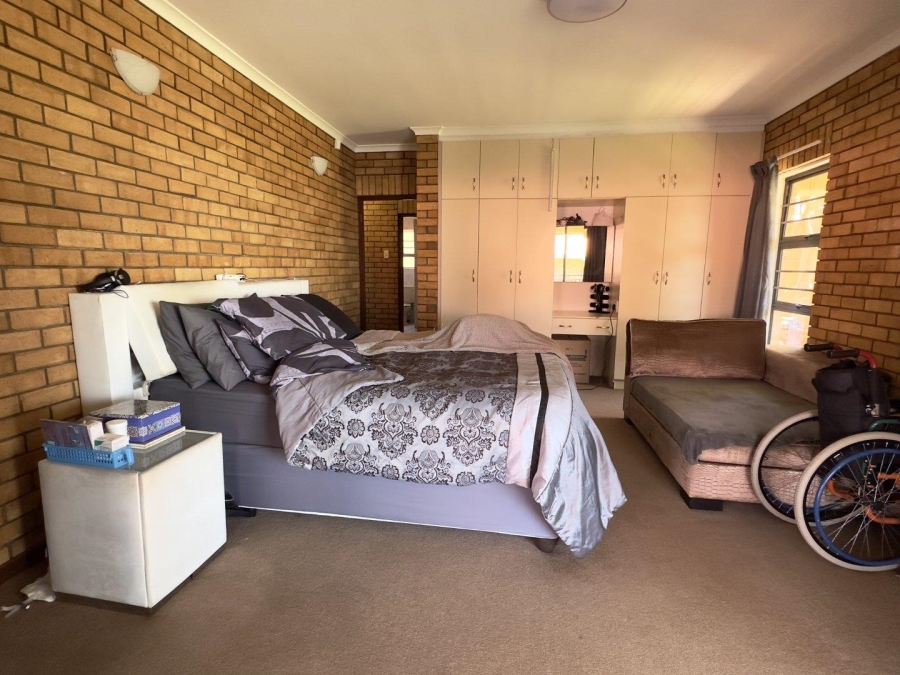 6 Bedroom Property for Sale in Wavecrest Eastern Cape